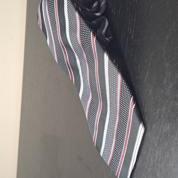 Bill Blass silk tie  56"x3.5" - Picture 3 of 8